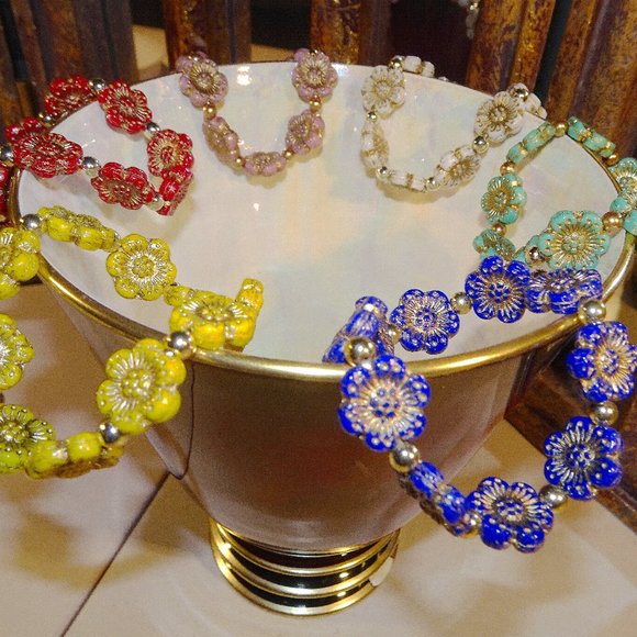 Handmade stretch bracelet with Czech anemone windflower design in six colors - Picture 1 of 14